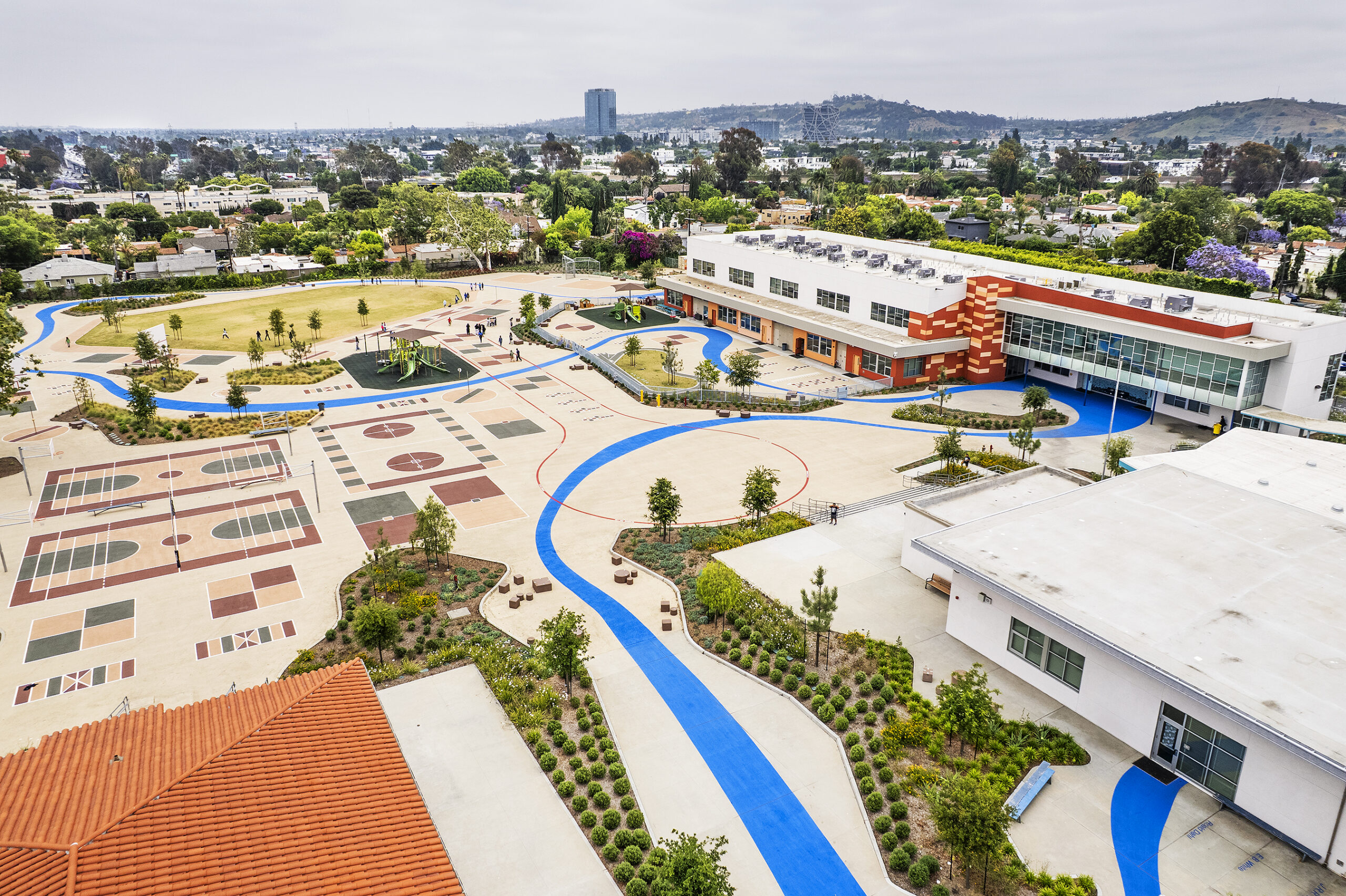 Los Angeles Unified School District Shenandoah Elementary School’s modular buildings were removed and replaced with a new two-story classroom building. The building is solar-ready with photovoltaic supports, integrated lighting systems connected to the building automation system, a large outdoor play area and high CHPS rating. Courtesy: Cannon Design