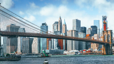 Suspension Brooklyn Bridge across Lower Manhattan and Brooklyn. New York, USA. Courtesy: BRIAN_KINNEY – stock.adobe.com