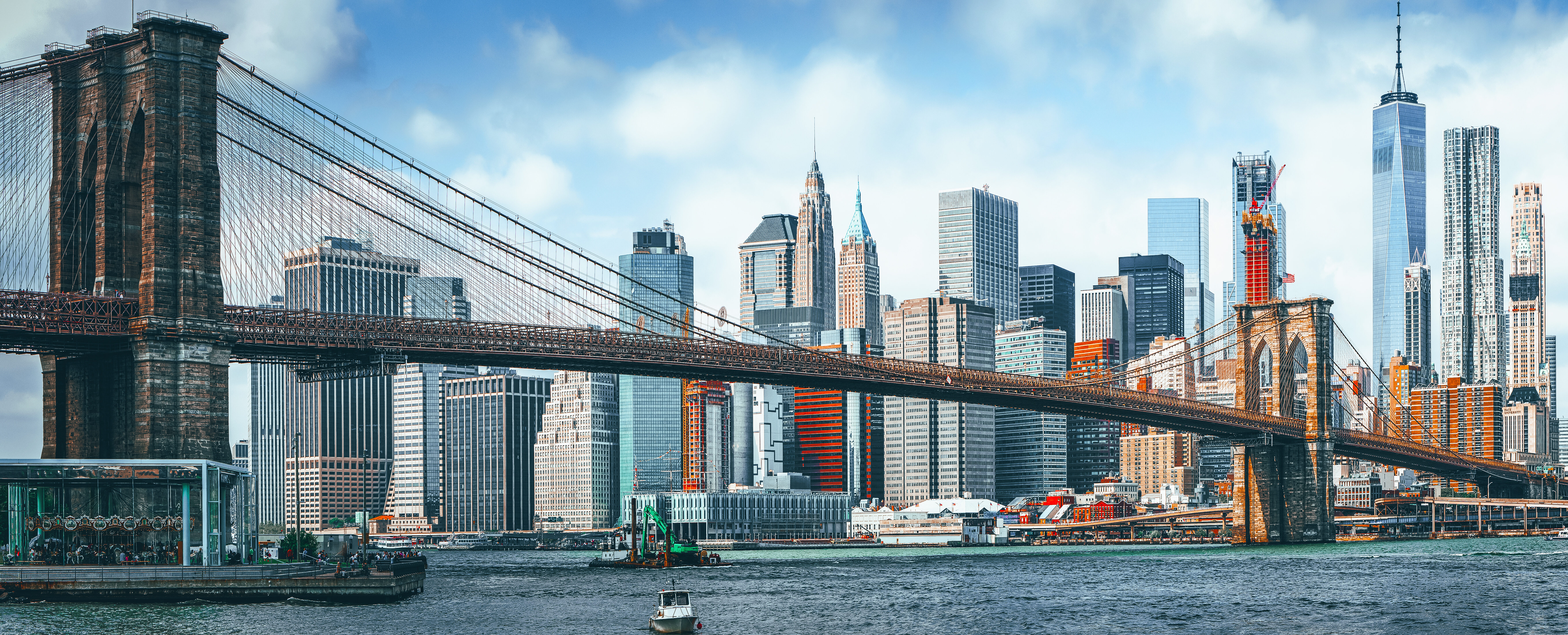 Suspension Brooklyn Bridge across Lower Manhattan and Brooklyn. New York, USA. Courtesy: BRIAN_KINNEY – stock.adobe.com