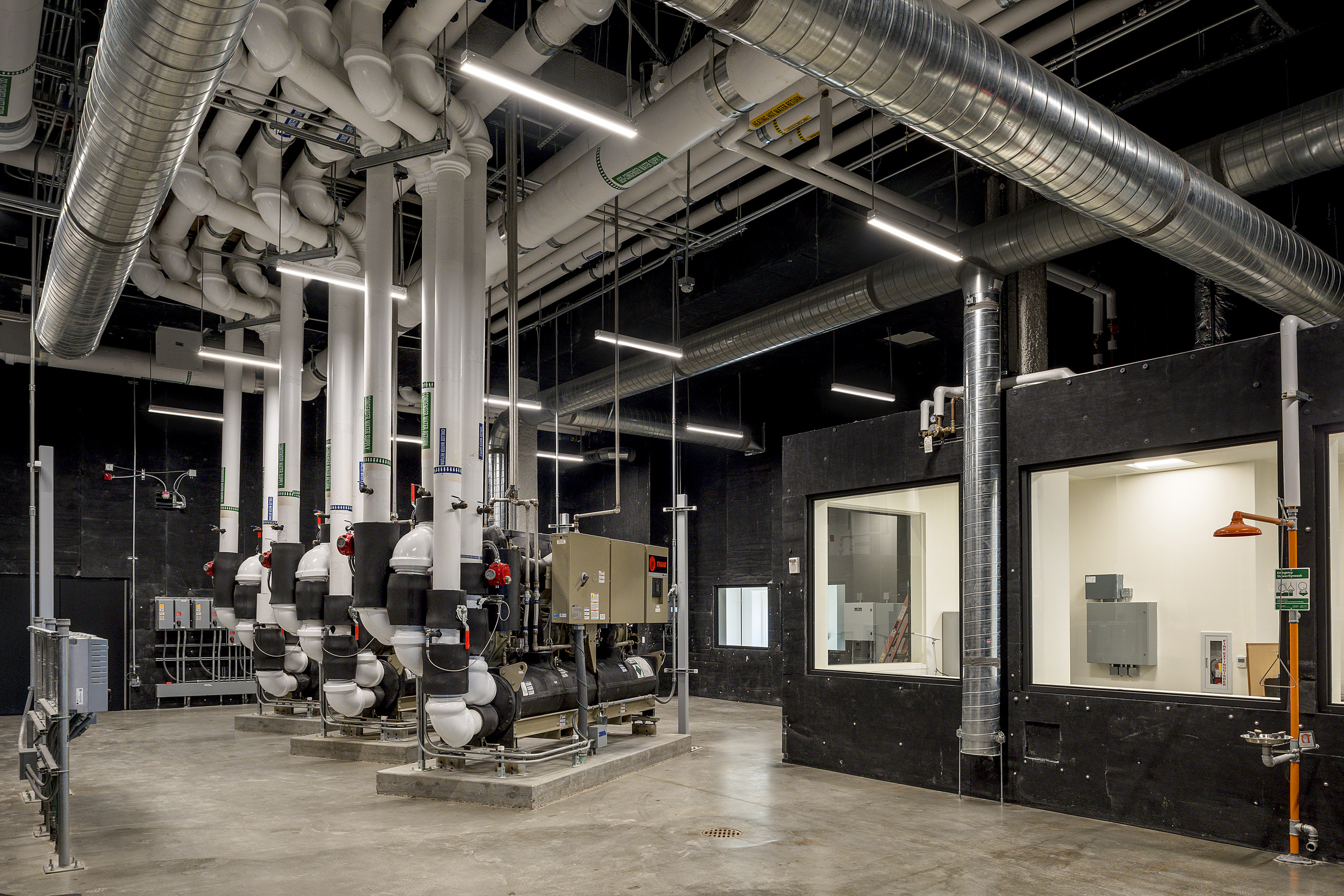 Ohlone Community College District Academic Core Building. Reversible heat pump chillers in tandem with a geothermal bore field provide heating and cooling to the facility and additional parts of the campus. Courtesy: CannonDesign